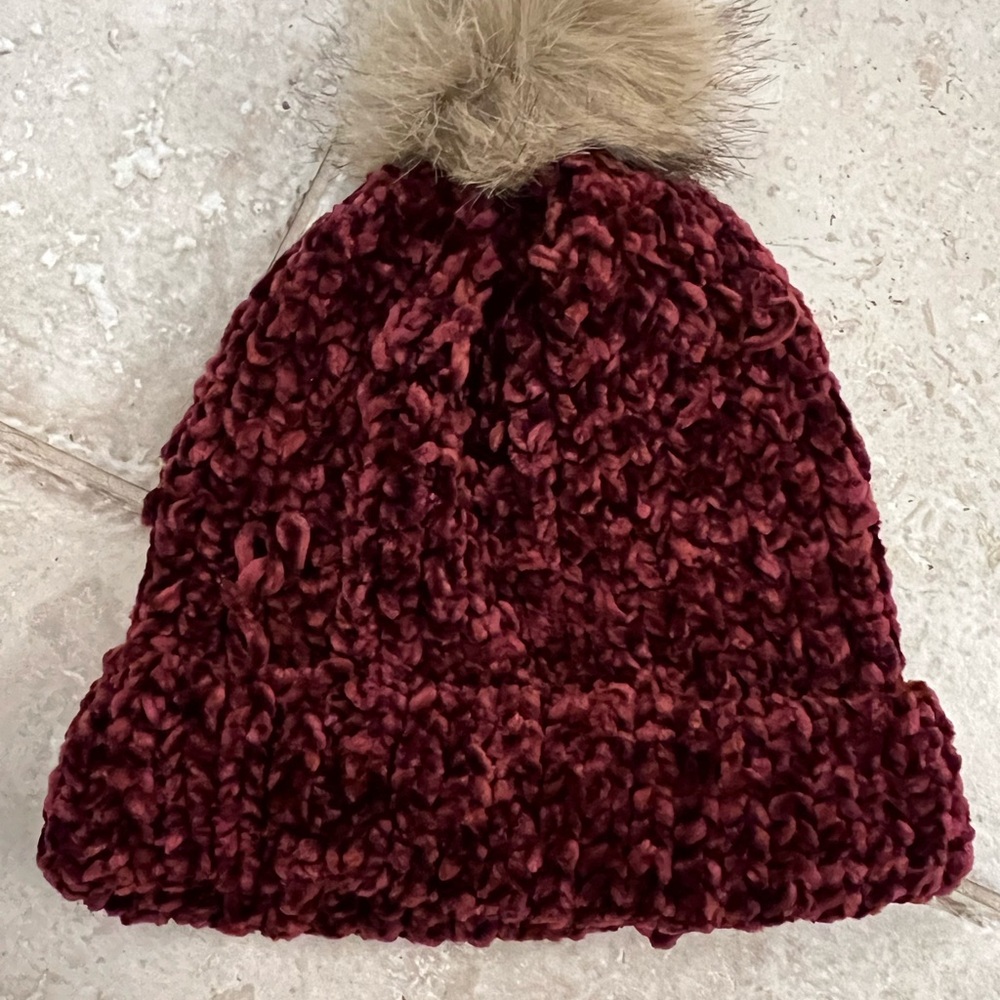 Old Navy Maroon Textured Pom Pom Beanie 🧶